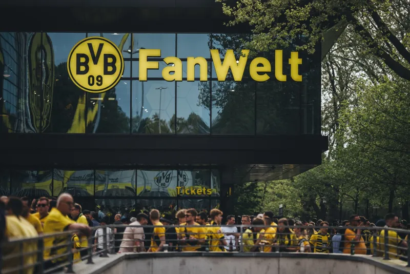 Informationskrieg im Transfermarkt: Wie Bundesliga-Sportdirektoren mit gezielten Fehlinformationen ihre Konkurrenten ausmanövrieren