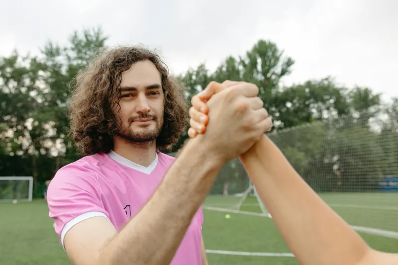 Das Transfer-Netzwerk: Wie bestimmte Klubs immer wieder Spieler voneinander kaufen – und welche Deals 2026 diese Partnerschaften vertiefen